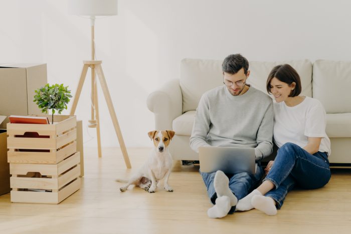 pareja en el ordenador con perro