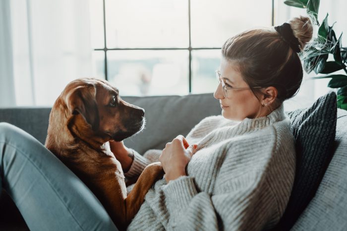 mujer con perro