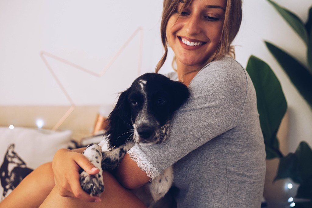 cachorro en adopción y dueña