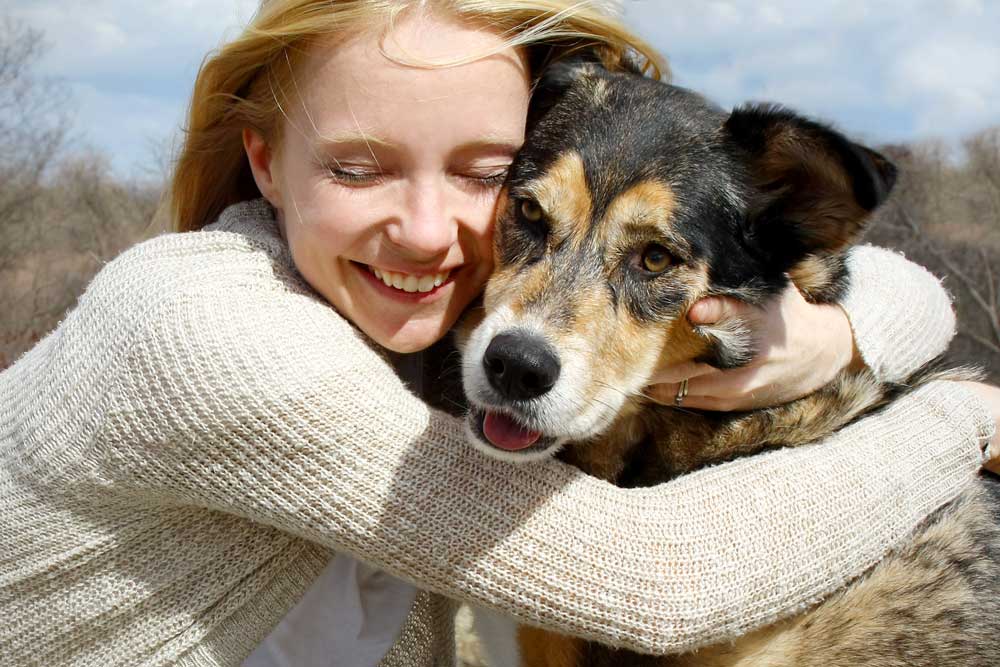 adoptar perro siendo abrazado