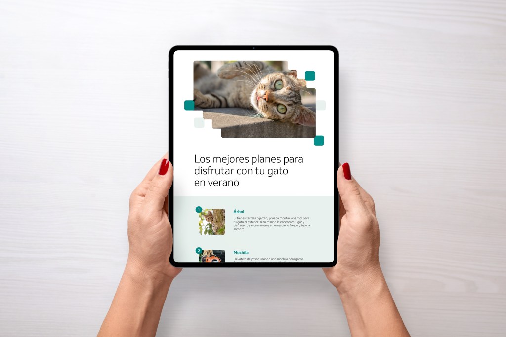 Manos sosteniendo un iPad